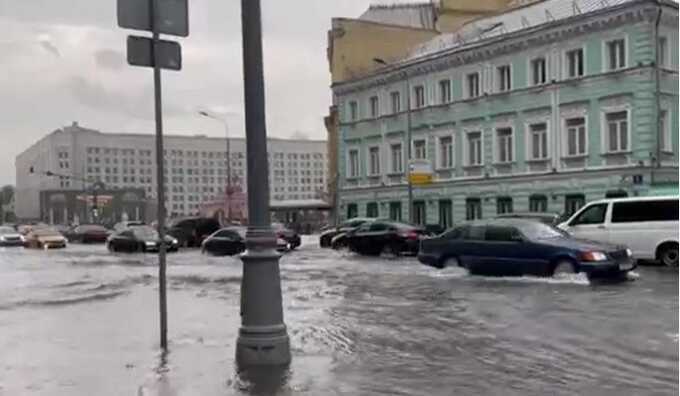 Новые кадры разгула стихии в Москве